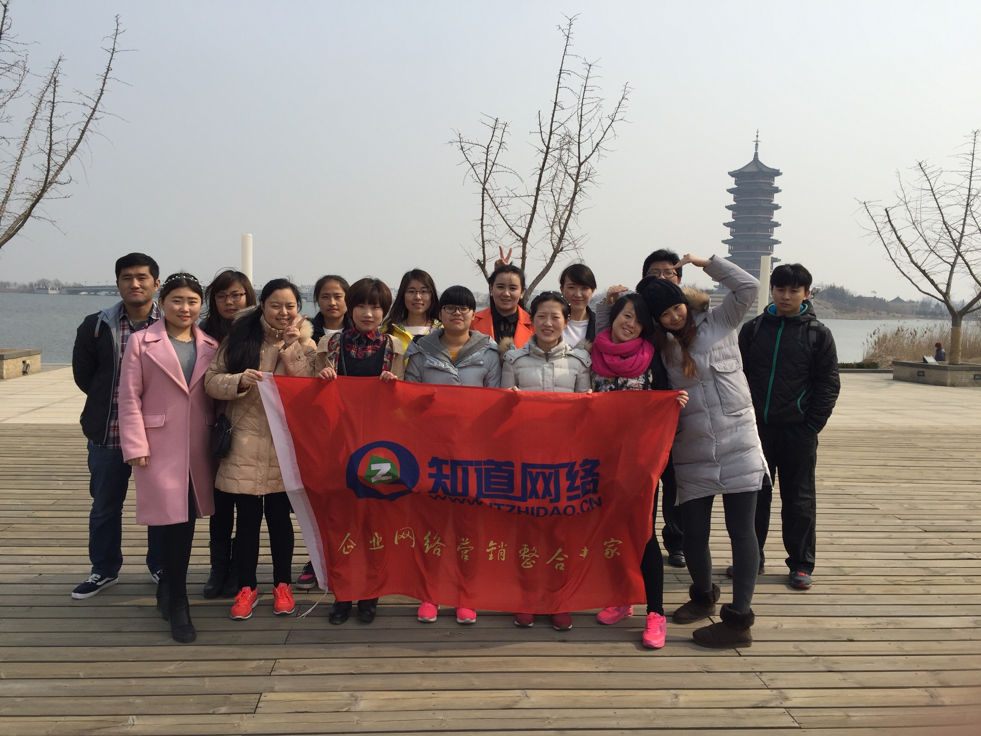 陽(yáng)春三月，草長(zhǎng)鶯飛，我們一起去摘草莓吧！